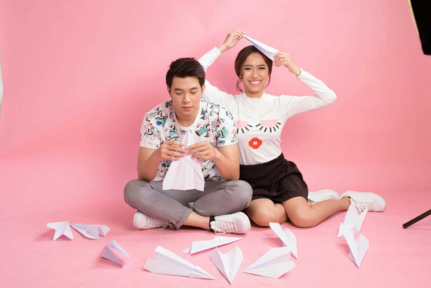 Lúc mới xác nhận hẹn hò, cả hai đã cùng nhau thực hiện bộ ảnh tình bể bình để phát 