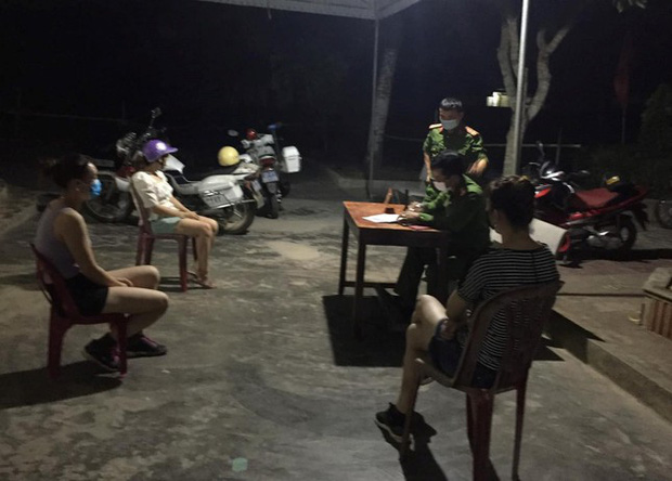 Tổ công tác lập biên bản xử phạt 3 người phụ nữ ra ngoài trong thời gian thực hiện Chỉ thị 16