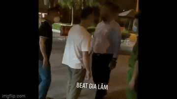 Người đàn ông có thái độ không hợp tác tại chốt kiểm soát dịch (Ảnh cắt từ clip)