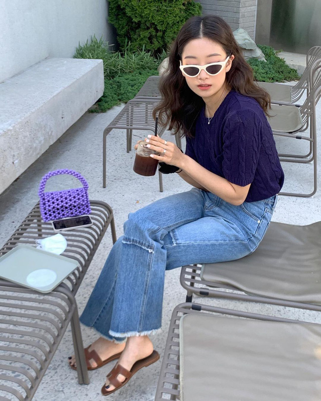 Quần jeans rất hợp với những chiếc áo màu xanh than. Combo này khi kết hợp với nhau thì sẽ có tác dụng tôn da sáng hồng, vẻ sành điệu và thời thượng thì khỏi bàn cãi.