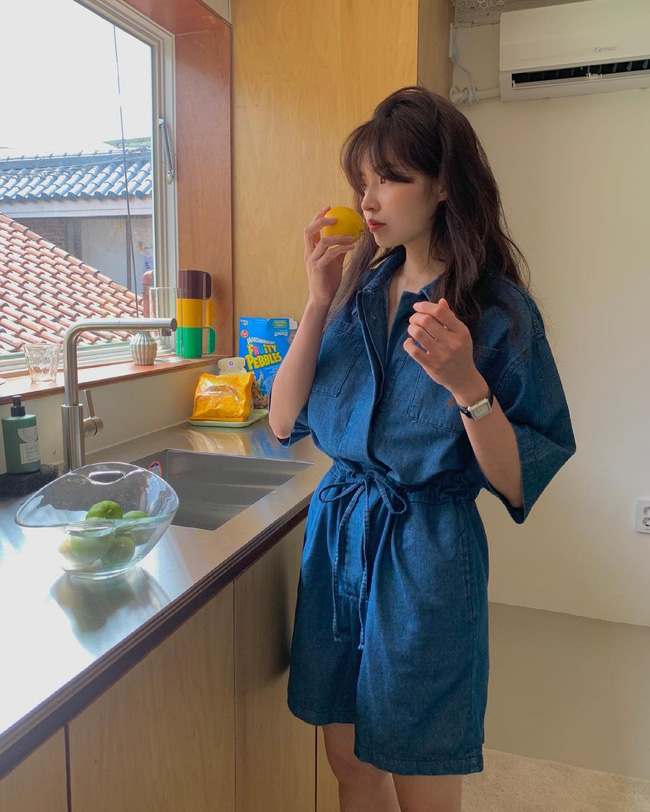 Jumpsuit vải denim không chỉ trẻ trung, mà còn cho hiệu ứng hack dáng tuyệt vời. Kiểu trang phục này vốn đã ấn tượng nên bạn chỉ cần mix với giày dép giản đơn là đã rất sành điệu.