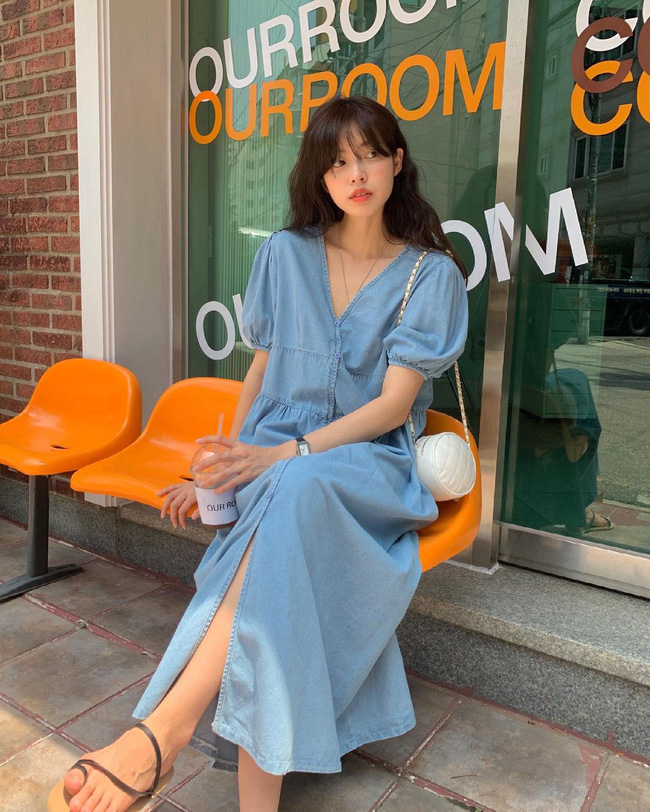 Một chiếc váy denim dáng babydoll diện lên vừa thoải mái, lại vừa giấu dáng tốt. Khi mix với sandal và một chiếc túi nhỏ xinh, tổng thể trang phục sẽ cho bạn diện mạo ngọt ngào, xen lẫn vẻ phóng khoáng.
