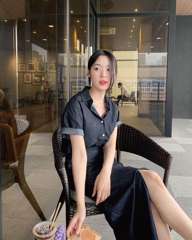 Set đồ denim tối màu cũng là một lựa chọn khá hay. Kiểu trang phục này vẫn giữ được sự trẻ trung, nhưng trông trang nhã hơn hẳn đồ denim xanh sáng. Chưa hết, trang phục denim tối màu còn giúp bạn trông gầy đi nữa.