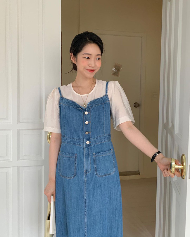 Công thức layer váy denim hai dây với áo blouse bao nhiêu năm vẫn là mốt, mùa thu này cũng không hề hạ nhiệt. Để tăng thêm vẻ yêu kiều và sang chảnh cho bộ đồ, chị em nên ưu tiên áo blouse tay bồng.