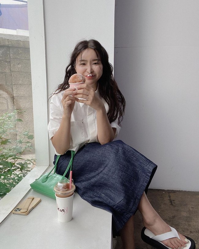 Ngoài quần jeans, áo sơ mi và váy liền, chị em còn có cả chân váy denim nữa. Có nhiều cách để diện kiểu chân váy trẻ trung này nhưng nếu mix với áo sơ mi trắng, bạn sẽ dễ dàng hoàn thiện outfit thanh lịch, trang nhã.