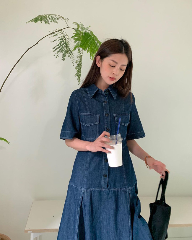Váy denim không chỉ trẻ trung, mà còn có được sự nữ tính. Item này vốn rất nổi bật nên chị em chỉ cần kết lại bộ trang phục bằng một chiếc túi xách màu trung tính là ổn. Nhờ vậy, vẻ ngoài cũng thêm hài hòa, tinh tế.