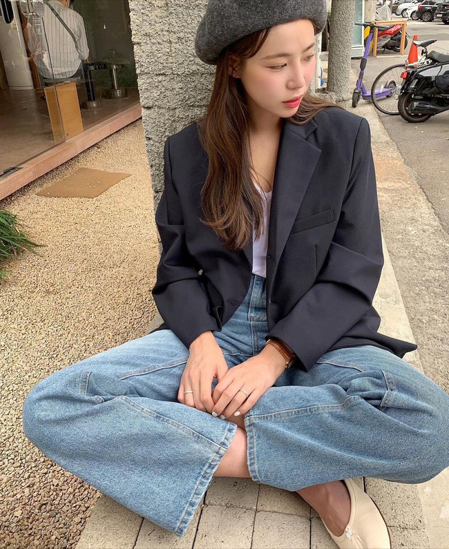 Quần jeans chính là kiểu đồ denim dễ mặc nhất. Chị em chỉ đơn giản là mix với áo thun trắng và khoác ngoài blazer, công thức kinh điển này sẽ mang đến sự trẻ trung và thanh lịch cho diện mạo.