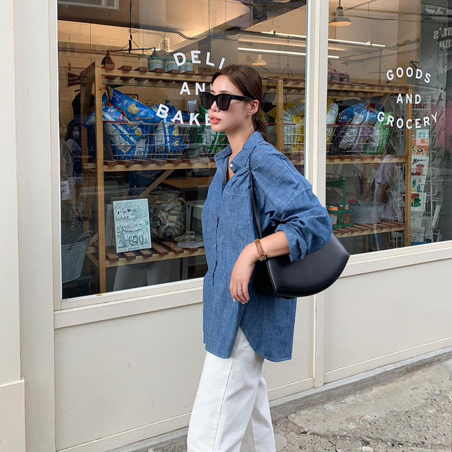 Một chiếc áo sơ mi denim chính là bước khởi đầu khá hoàn hảo cho những nàng mới tập tành diện trang phục denim. Không diện theo cách quá cá tính, gai góc, quý cô này chọn một chiếc áo xanh denim đơn giản, mix với quần trắng và đeo túi đen. Tất cả đã tạo thành tổng thể trang phục trẻ trung, phóng khoáng nhưng ấn tượng hơn hẳn ở vẻ thanh lịch và tinh tế.