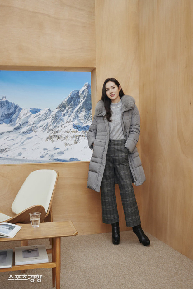 Chỉ nhờ chiếc quần cạp cao, Son Ye Jin đã khéo léo khoe được eo thon phẳng lỳ, tin đồn mang thai từ đó cũng được làm rõ. Tuy nhiên vẫn có netizen nghi ngờ rằng nữ diễn viên có thể đang ở thời kỳ đầu khi mang thai nên bụng mới bé như vậy