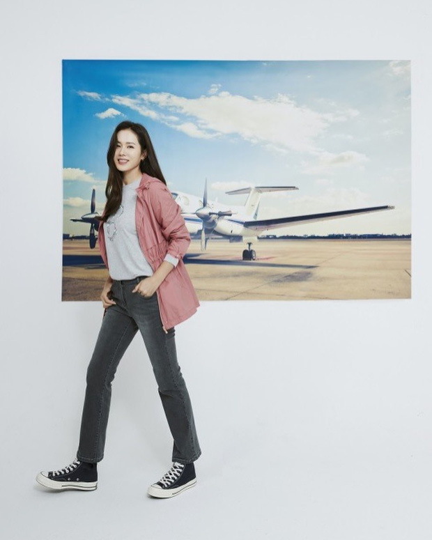 Trong loạt ảnh quảng cáo mới, Son Ye Jin cũng tự tin diện quần jeans ôm sát vòng 2 con kiến. Body thon gọn của Son Ye Jin là ước mơ của rất nhiều cô gái