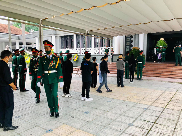 Người thân và bạn bè xót xa đến nhìn cố nghệ sĩ lần cuối