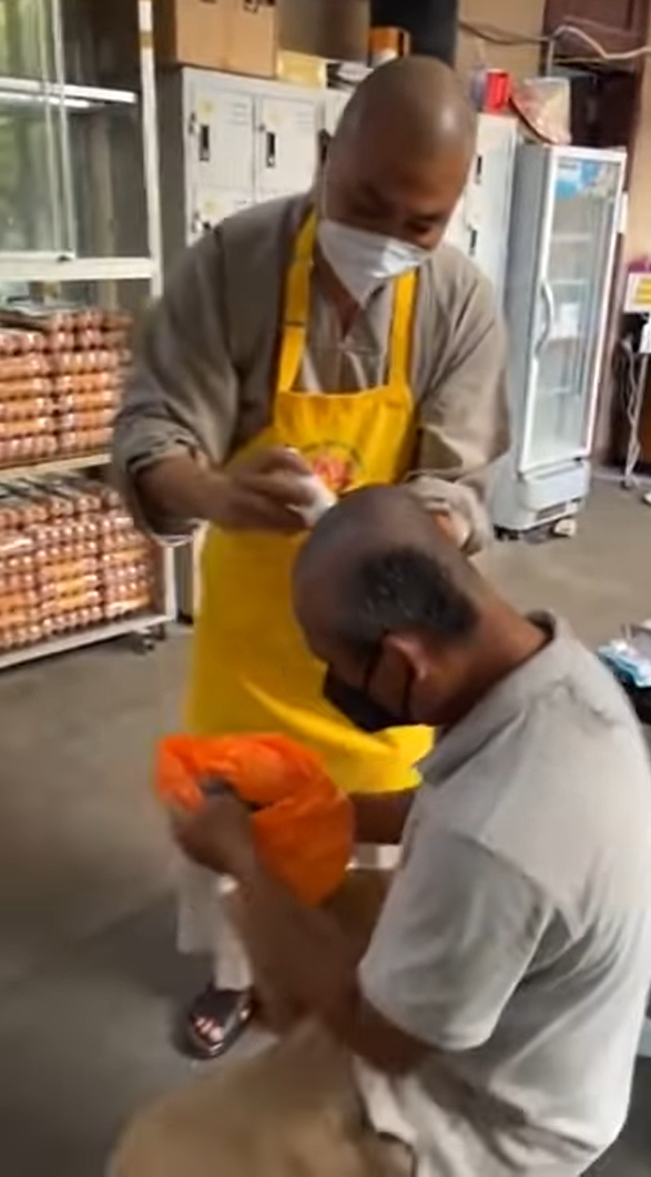 Quyền Linh xin vào chùa ở nhờ, sư thầy đang chăm sóc những người vô gia cư