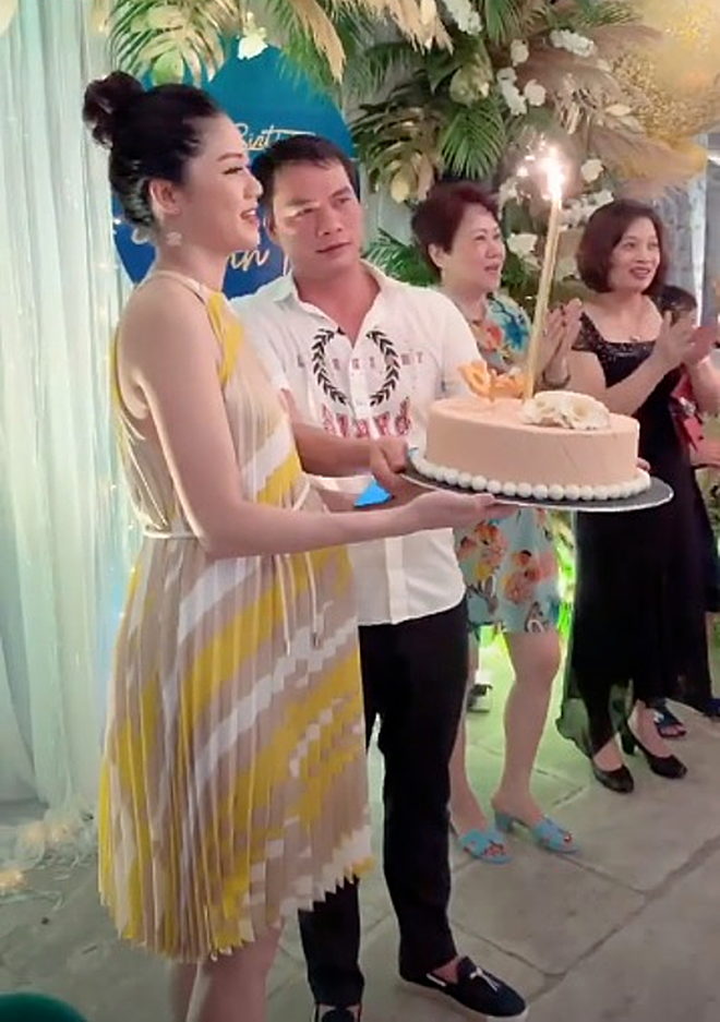 Từ lúc mang thai cho đến khi sinh nở nhóc tỳ, Á hậu Thanh Tú vẫn rất kín tiếng và hiếm hoi để lộ ảnh ra bên ngoài 