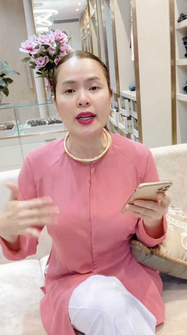 Hoa hậu Phương Lê livestream để gửi tiền cho bà con có hoàn cảnh khó khăn