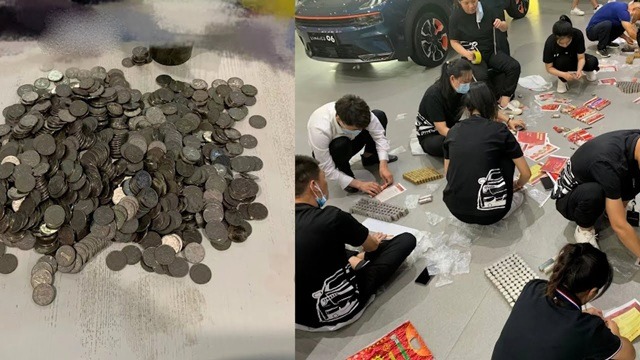 Đi mua ôtô cho con trai, người đàn ông mang 10 bao tải tiền xu khiến nhân viên đếm mệt - 1