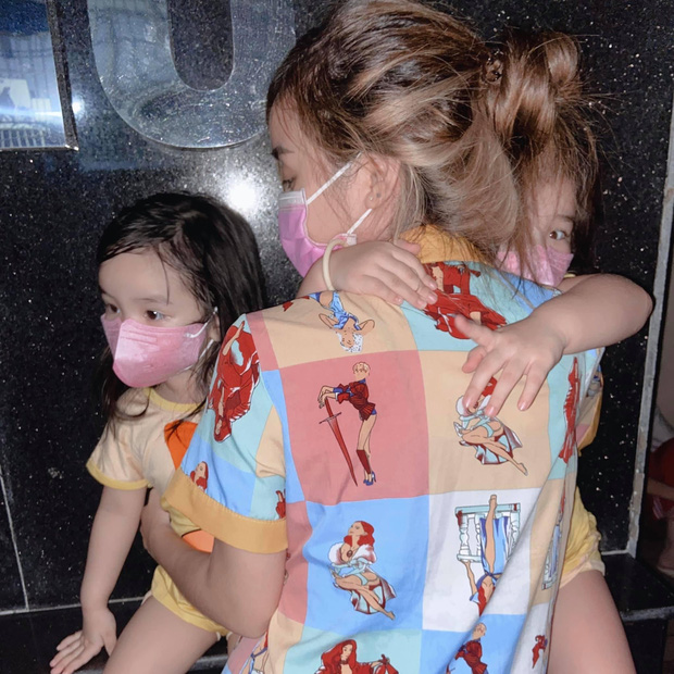 Ngay sau khi phát hiện có tiếng nổ lớn, Cindy Lư cùng gia đình nhanh chóng chạy ra khỏi chung cư bằng thang bộ