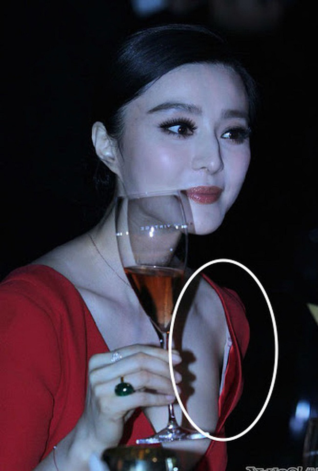 Phạm Băng Băng rất thường xuyên gặp vấn đề với dây áo lót. Chiếc đầm cổ chữ V mất đi nét duyên dáng khi tự dưng thừa ra bóng dáng của đoạn dây áo trắng hếu này!