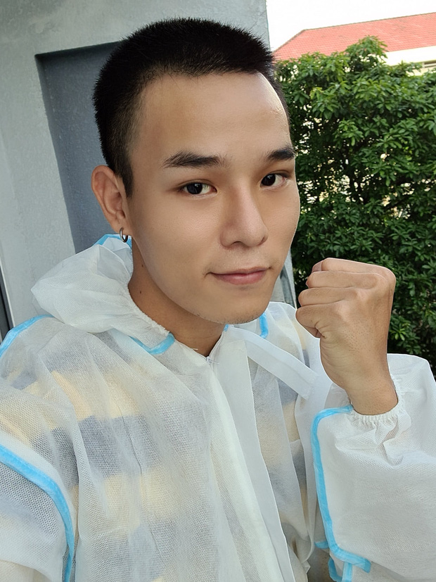 Sống trong khu nhà có 10 người là F0, Duy Đạt phải tự chiến đấu với bệnh theo phác đồ