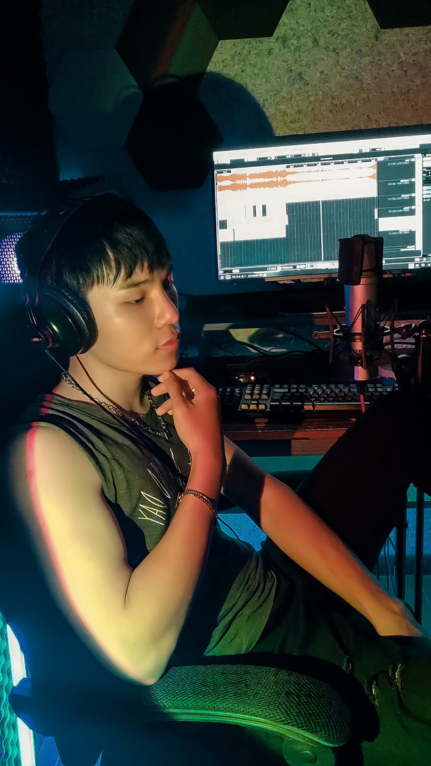 Trong thời gian chữa bệnh, nam ca sĩ vẫn chăm chỉ livestream và giao lưu với khán giả