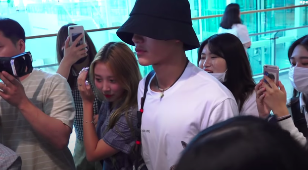 Bức hình của Lucas bên cạnh Direct Kill (tóc vàng). Cnet đều đang xôn xao vì hình ảnh quá đỗi thân mật của 2 người