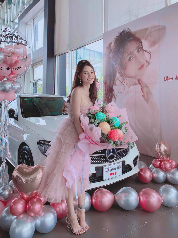 Cô nàng và con Mẹc 