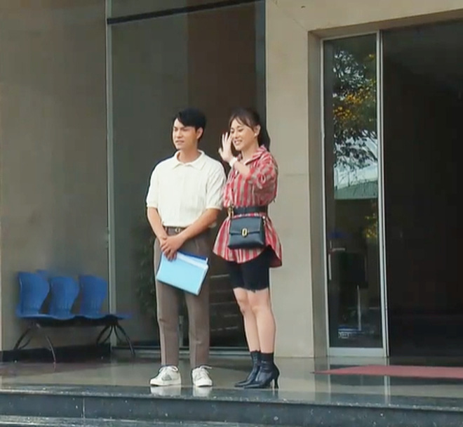 Bên cạnh thì toàn các anh đẹp trai, phong độ, ấy thế mà Phương Nam lại ăn mặc khiến người ta chỉ biết lắc đầu ngán ngẩm. Một thiết kế đầy tính trẻ trung, năng động như biker shorts lại được phối với boots cao gót mũi nhọn, áo sơ mi kẻ layer cùng áo phông trắng, cách mix đồ này thực không biết qua tay ai mà đáng sợ quá!