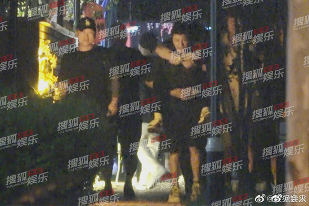 Netizen xứ Trung đã có 1 phen dở khóc dở cười với loạt ảnh ngỡ tưởng scandal tình ái mới của Trần Khôn