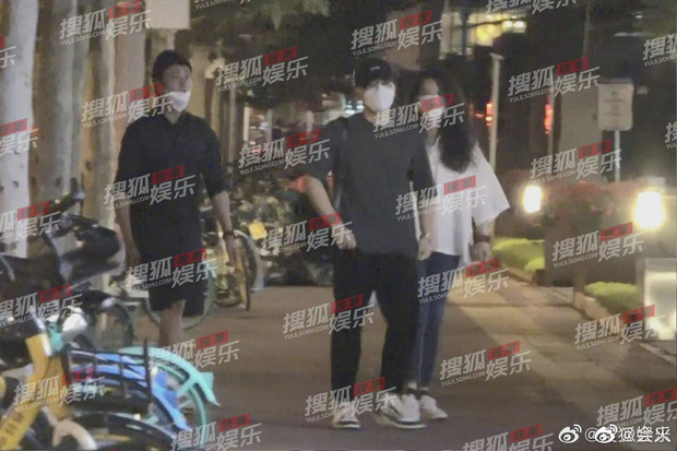 Hình ảnh Trần Khôn cùng vợ chồng Thư Kỳ xuất hiện trên phố do paparazzi chụp lại