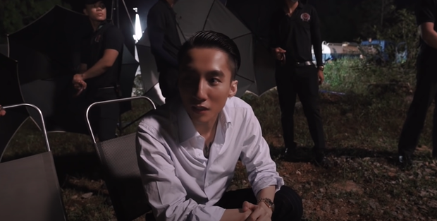 Thậm chí, dù nửa đêm và Sơn Tùng cũng quay xong cảnh quay trong MV nhưng anh vẫn nán lại để chờ xem ủng hộ Hải Tú diễn xong cảnh của mình