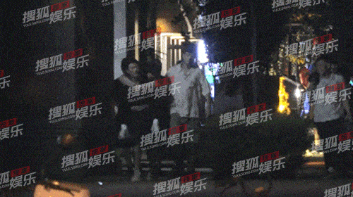 Tuy nhiên, cảnh tượng sau đó mới gây chú ý. Nam diễn viên bị bắt gặp hình ảnh cõng 1 chàng trai bí ẩn trên lưng