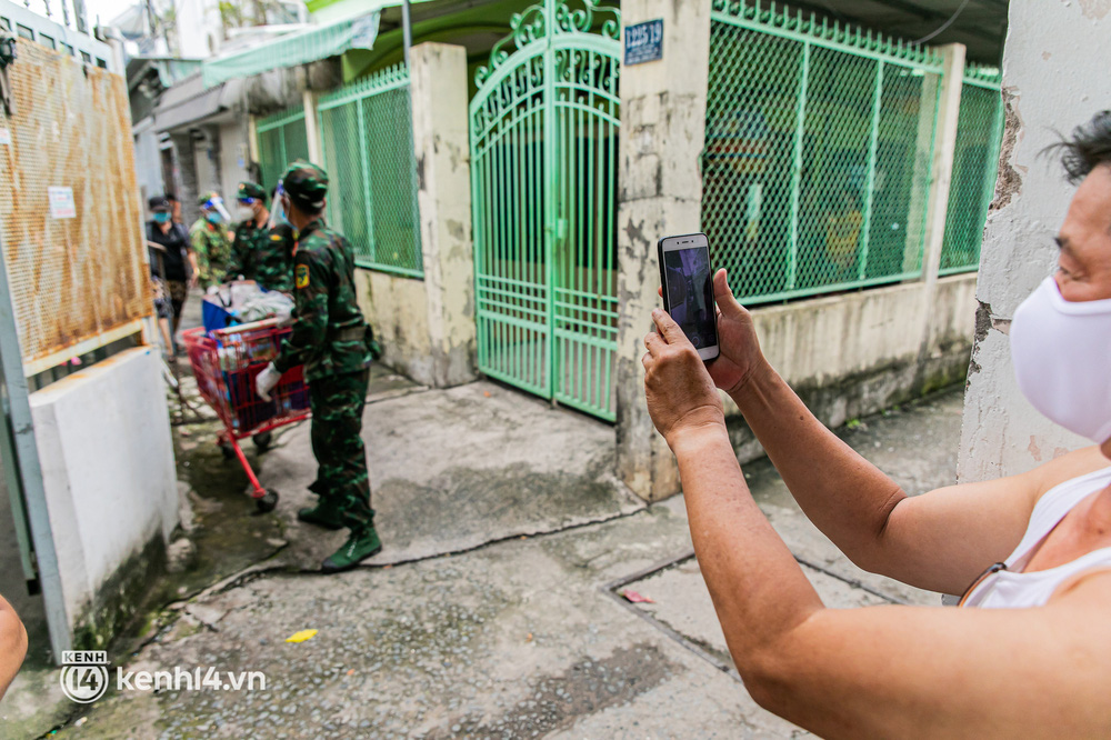 Thấy hình ảnh các chú bộ đội, nhiều người dân ai nấy cũng vui mừng tranh thủ sử dụng điện thoại ghi lại những khoảnh khắc đáng nhớ này