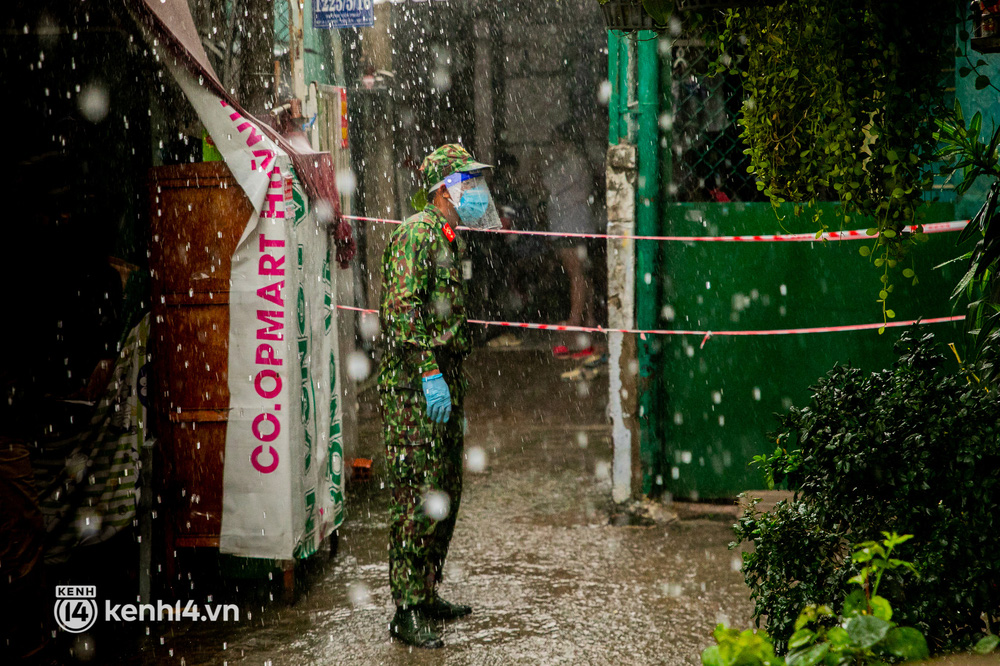 Do mưa to, nhiều nhà đóng cửa nên nhiều đồng chí kiên nhẫn gọi cửa nhà người dân trong mưa