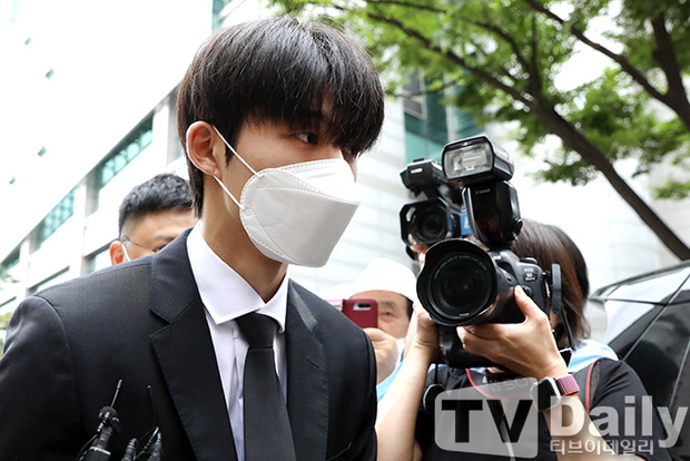 B.I trên đường đến tòa án sáng nay