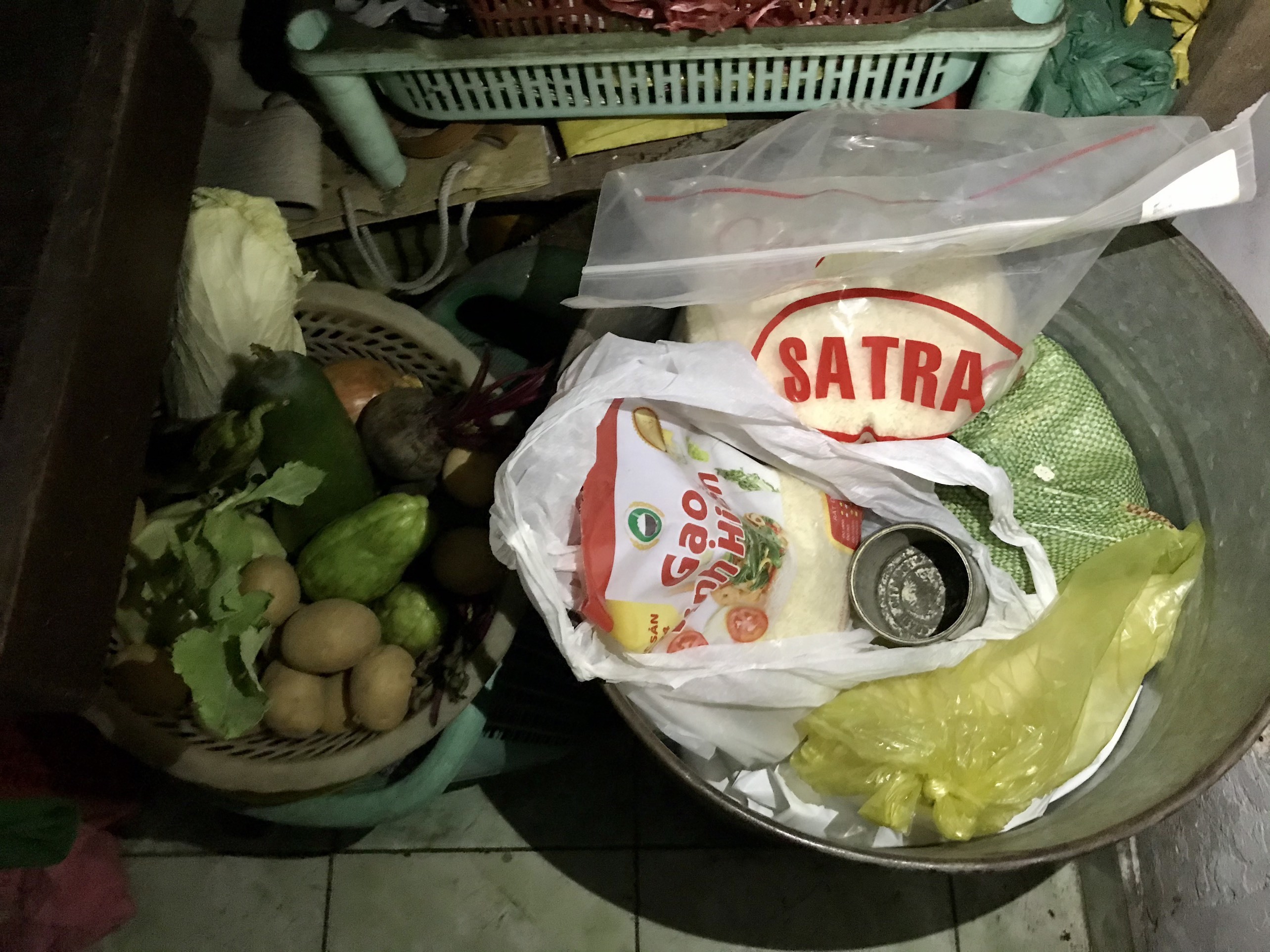 Nhà cụ Lân không thiếu rau củ...