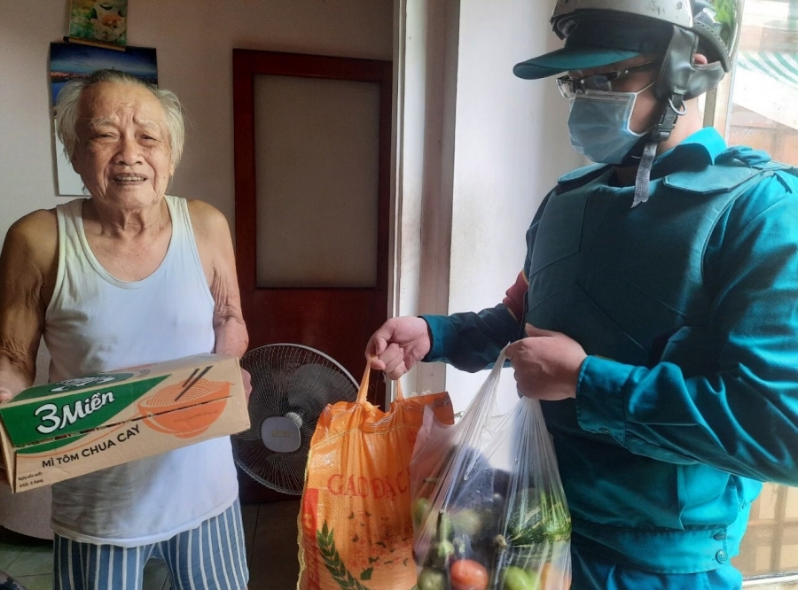 Cơ quan chức năng gửi quà, thăm hỏi ông Lân.