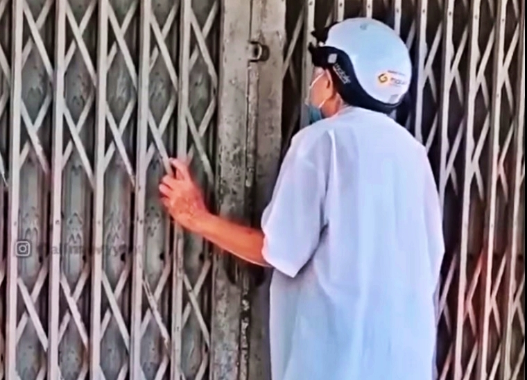 Cụ Lân lúc đến tiệm gạo hỏi mua 1 kg gạo. (Ảnh cắt từ clip).