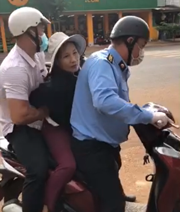 Cuối cùng người phụ nữ cũng bị khống chế