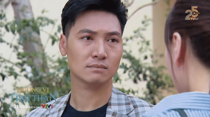 Nam nhìn Long đầy u buồn khi đưa giấy kết quả xét nghiệm