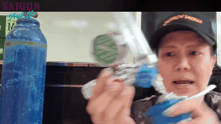 Việt Hương cho biết luôn cố gắng hết sức hỗ trợ giao bình oxy đến cho bà con