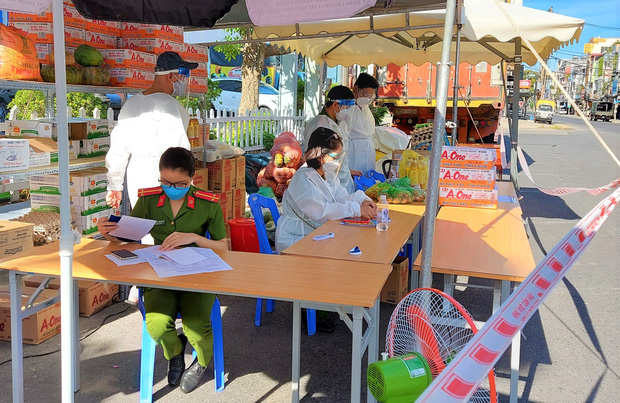 Công an Đà Nẵng lập 30 điểm bán hàng lưu động để cung ứng thực phẩm cho người dân trong thời gian phong tỏa cứng toàn thành phố