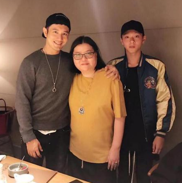 Huỳnh Hiểu Minh chụp ảnh chung với Khâu Lê Khoan, Khâu Hoàng Y