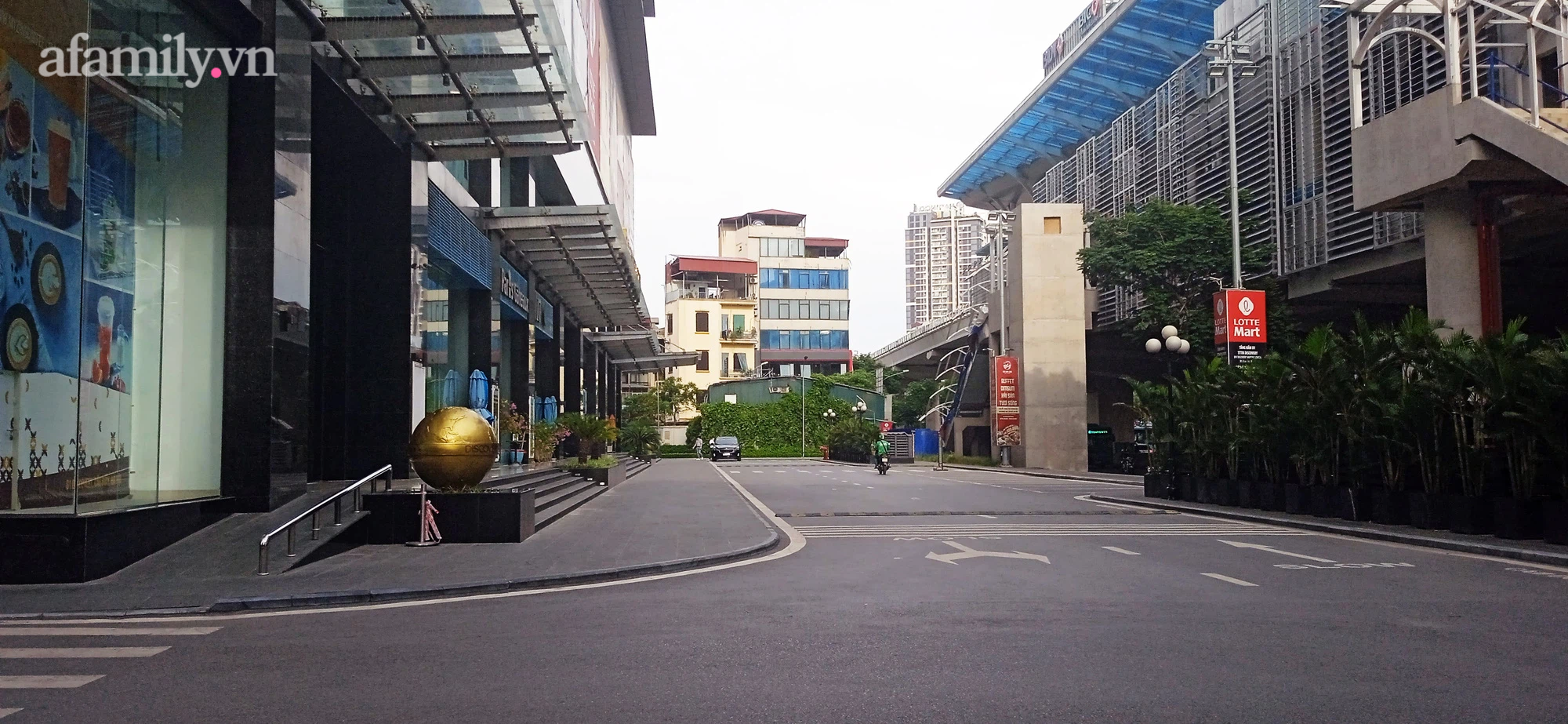 Theo quảng cáo chung cư này có thang bộ nối với nhà ga ở đối diện