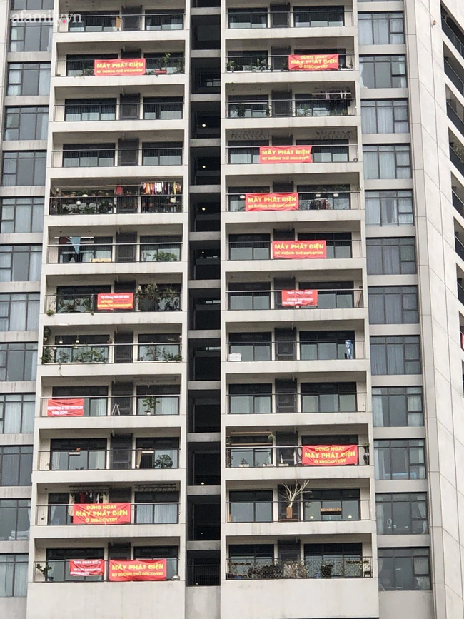 Không đăng ký được hộ khẩu khiến các nhiều gia đình có con không được đi học đúng tuyến (Ảnh cư dân từng căng băng rôn phản đối chủ đầu tư)