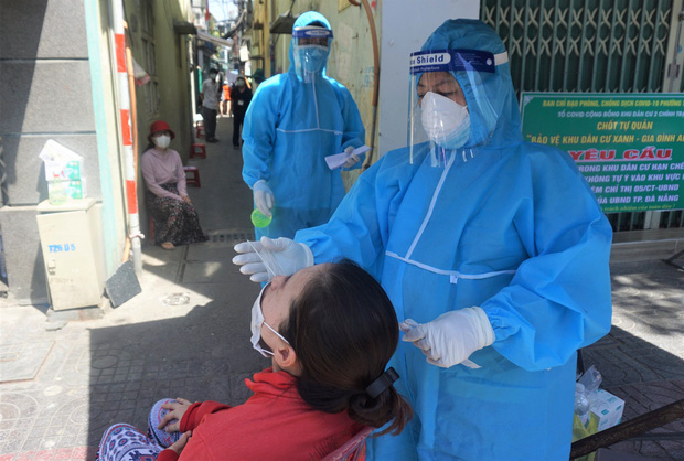 Nhân viên y tế lấy mẫu xét nghiệm Covid-19 cho người dân sống tại kiệt, hẻm ở Đà Nẵng