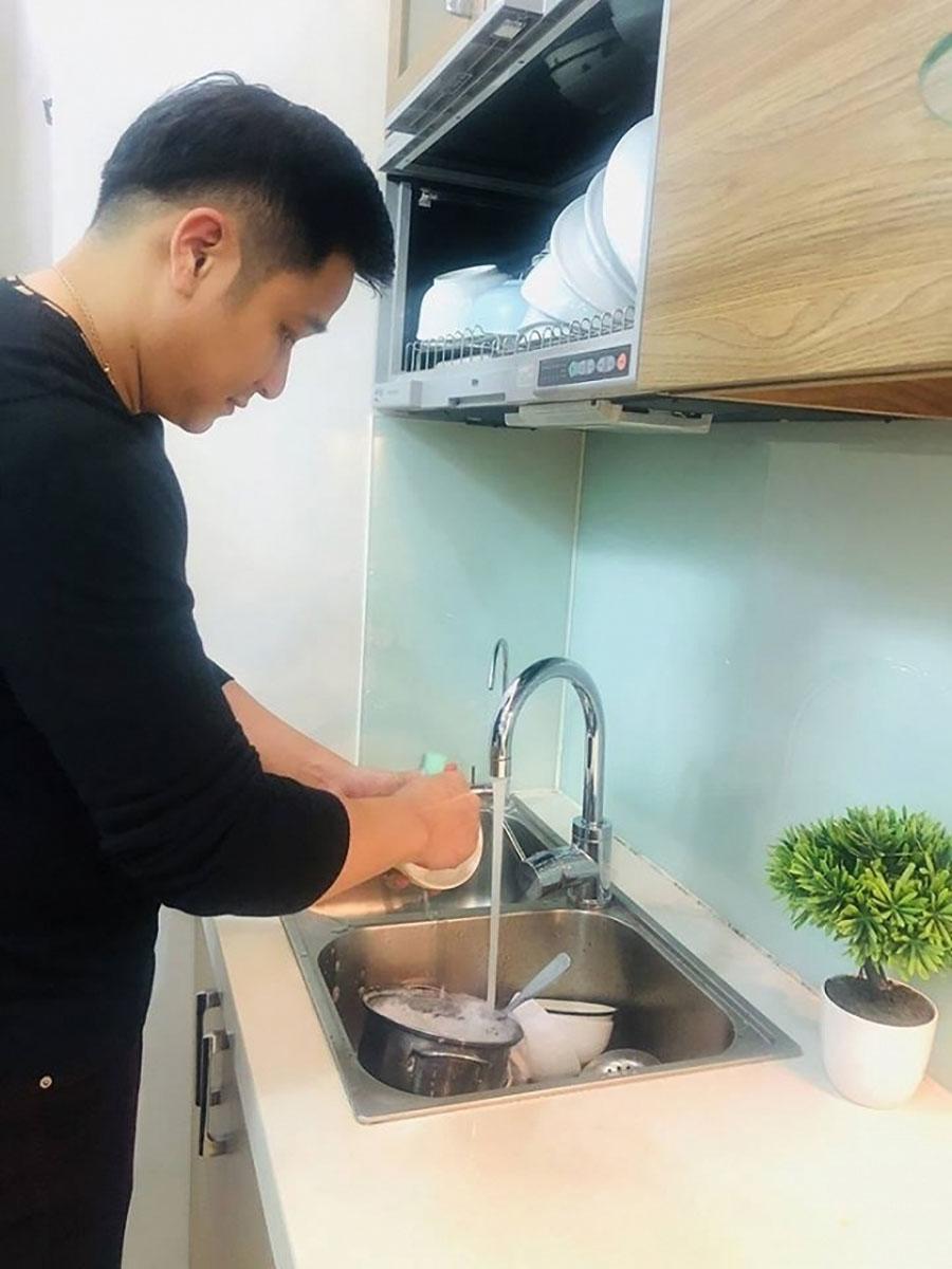 Các ông chồng nổi tiếng vẫn sẵn sàng chia sẻ với vợ những công việc trong 