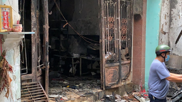 Bên trong ngôi nhà có nhiều đồ đạc bị thiêu rụi