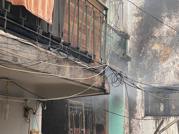 Người phụ nữ bị mắc kẹt trong đám cháy ở tầng 2 đã tử vong