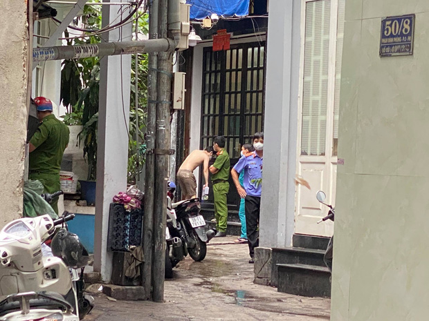 Lực lượng chức năng khám nghiệm hiện trường vụ cháy