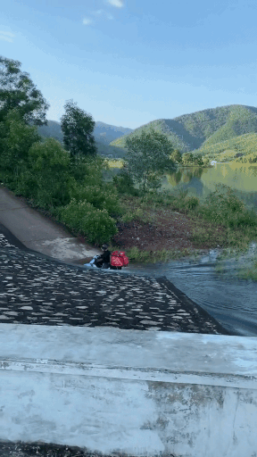 Và đã về đến bờ thành công, trong sự ngơ ngác của tất cả những người chứng kiến trên bờ