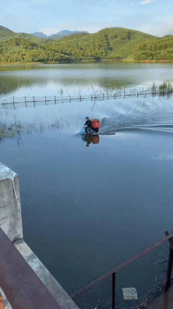 Hoang mang giữa biển nước nhưng anh vẫn rất kiên định